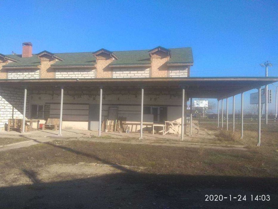 Будівля на фасаді дороги під комерційну діяльність: магазин, СТО, тощо