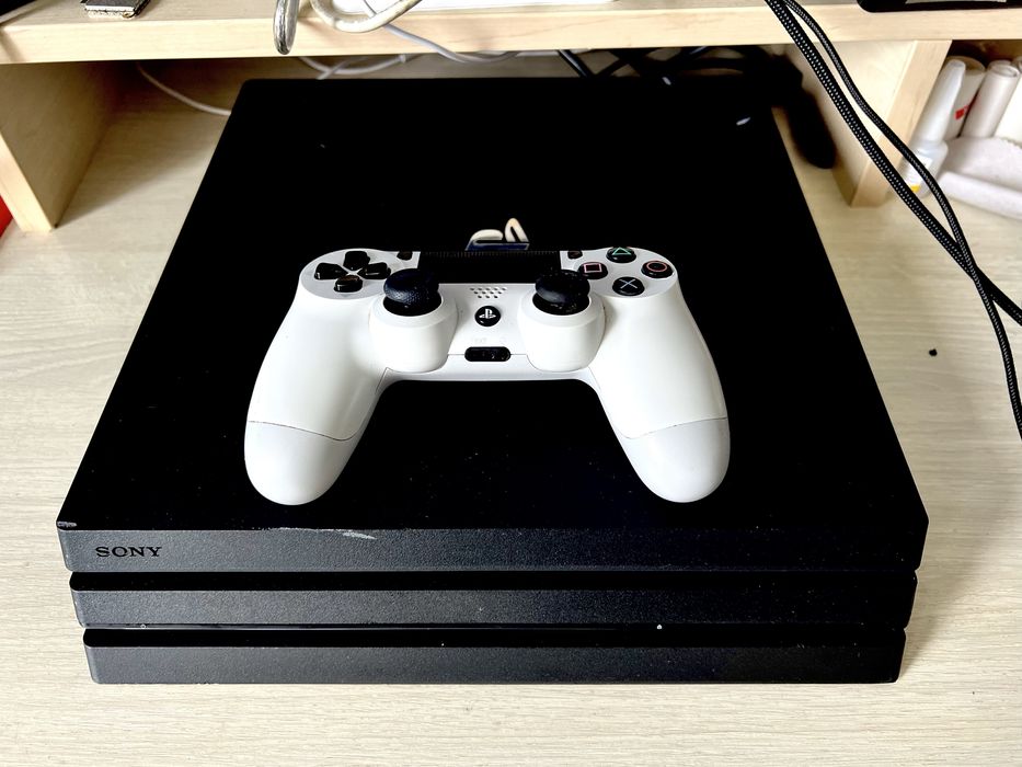 PlayStation 4 Pro 1TB 4K HDR + геймпад DualShock 4