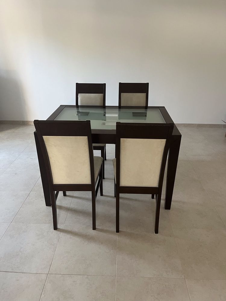 Mesa de sala de jantar em madeira maciça +4 cadeiras