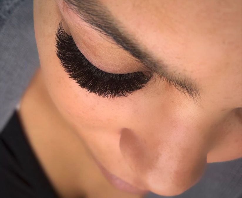 Profesionalne przedłużanie rzęs oraz stylizacja brwi