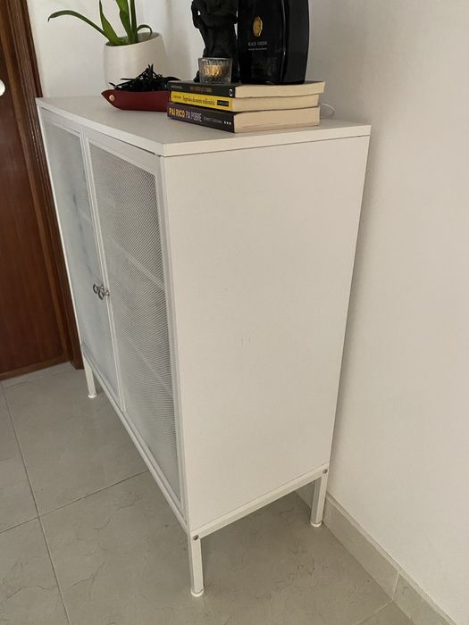 Aparador branco com portas de malha
