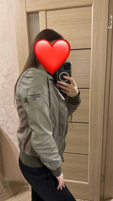 Шкіряна італійська жіноча куртка Aeronautica Militare розмір S