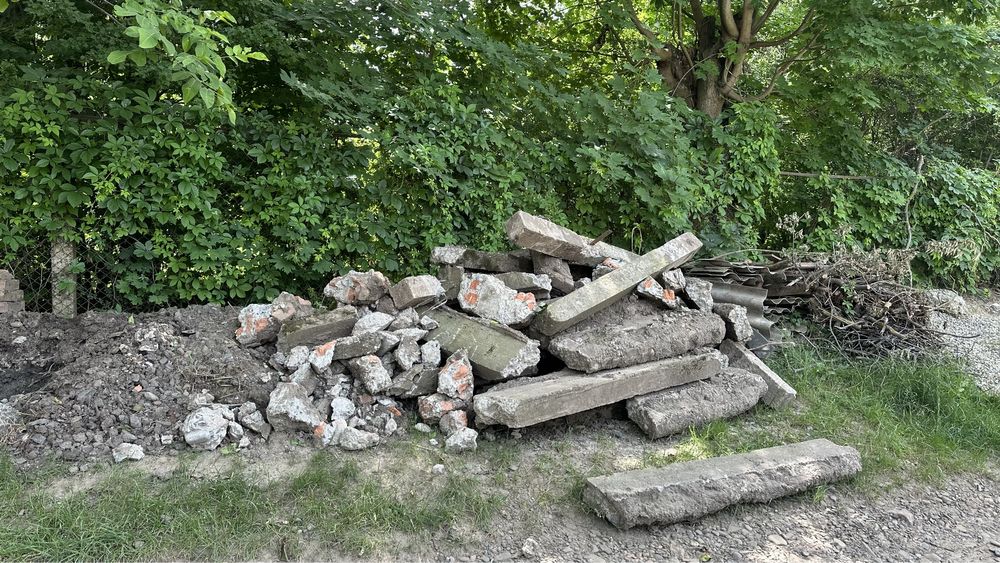 Шматки бетону і стовпи, район Роша