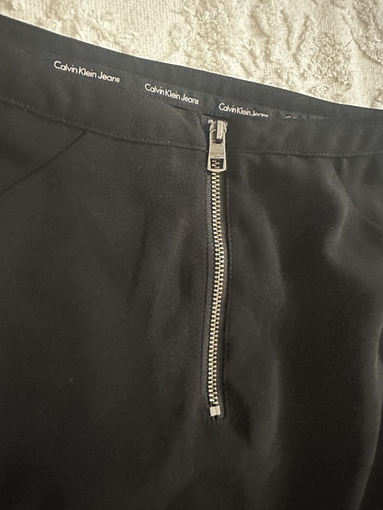 Спідниця чорна Calvin Klein дуже легка тканина