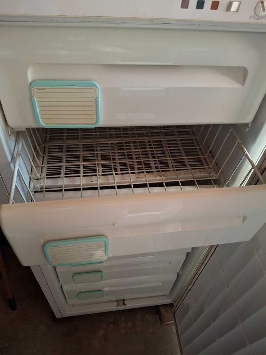 Arca frigorifica so com algumas manchas de ferruguem na porta