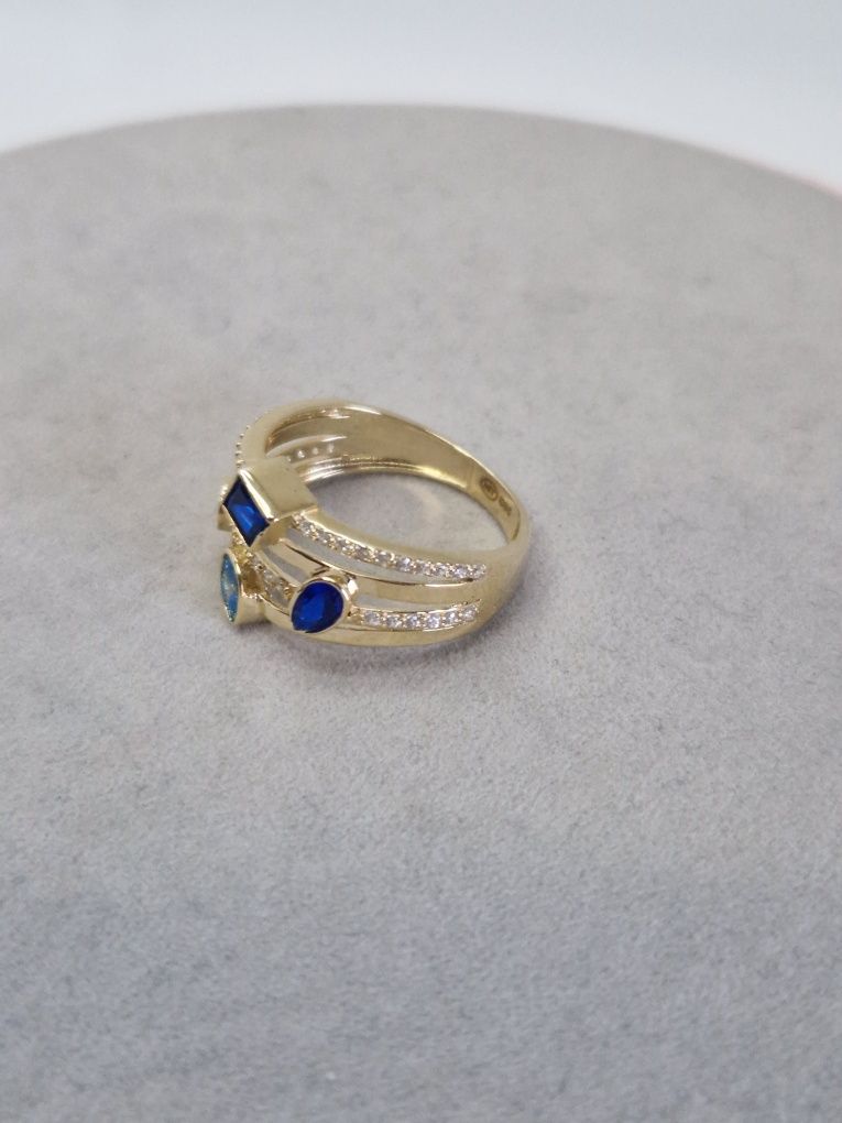 Złoty pierścionek z niebieskimi cyrkoniami