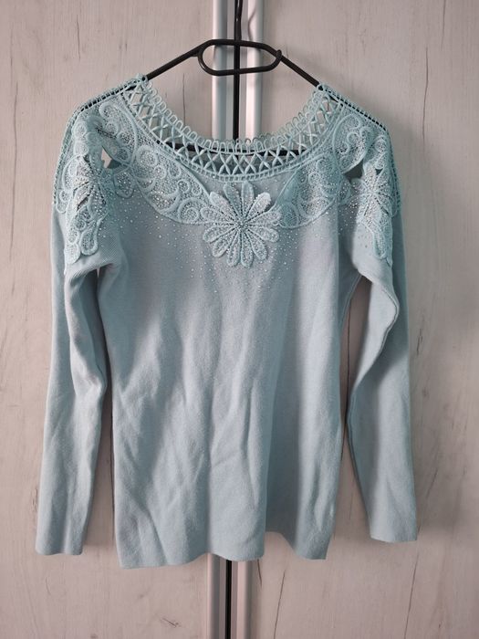 Sweterek z blyszczacymi kwiatkami