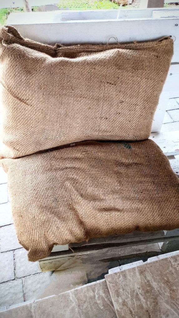 Poduszki Hand Made na palety z worków jutowych po kawie.