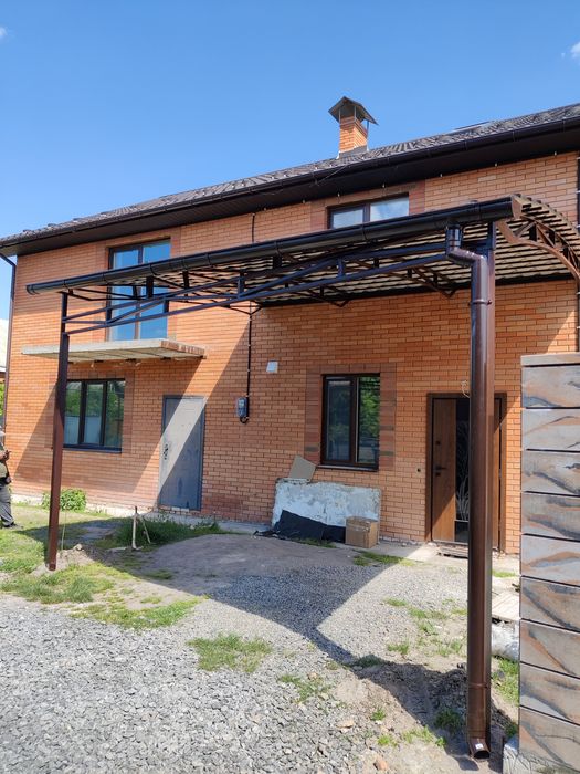 Навіси автомобільні, тераси криті з настилом з терасної дошки.