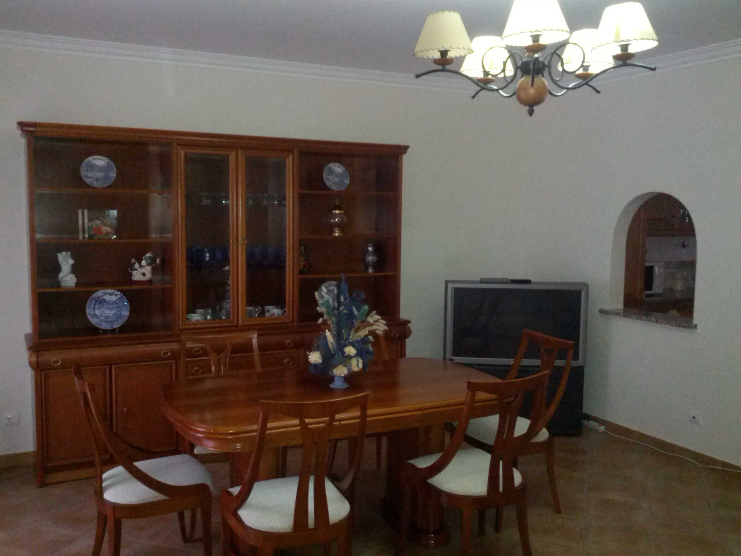 Moradia em Portimão com Terraço, Garagem e Próxima do Mar