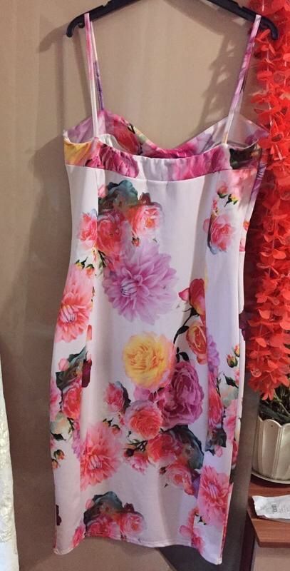Красивое фирменное платье в цветочный принт Boohoo