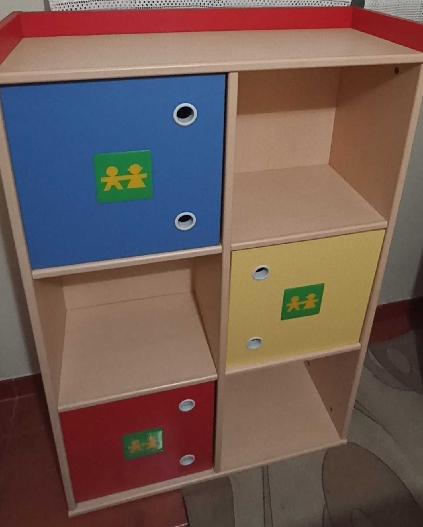 Móvel e brinquedos de criança