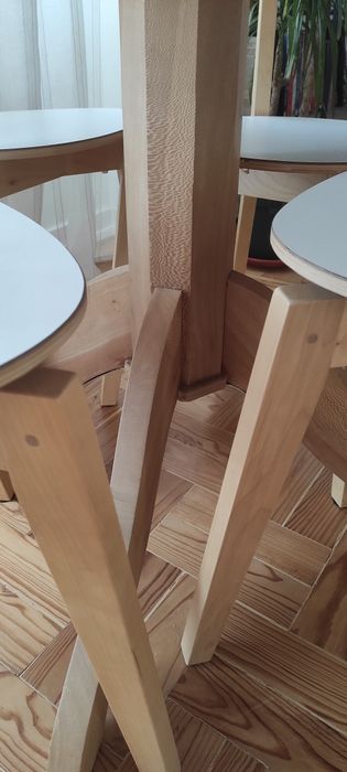 Mesa redonda de madeira