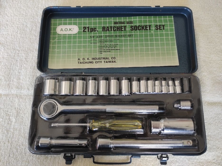Estojo de Chaves de Roquete AOK 21 Peças 1/4" e 3/8"