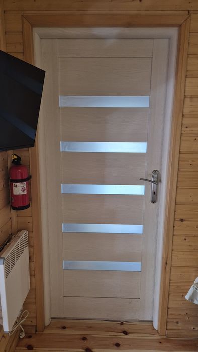 Drzwi do pokoju i łazienki