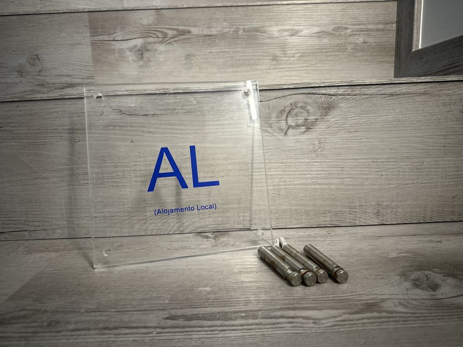 Placa AL Alojamento Local com parafusos