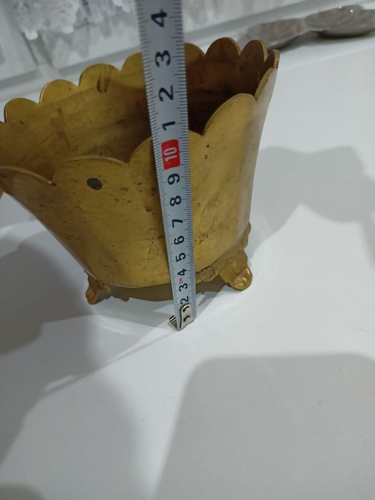 Stara, metalowa osłonka na kwiata