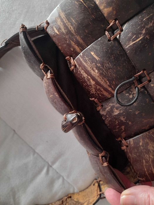 Carteira artesanal feita de casca de côco