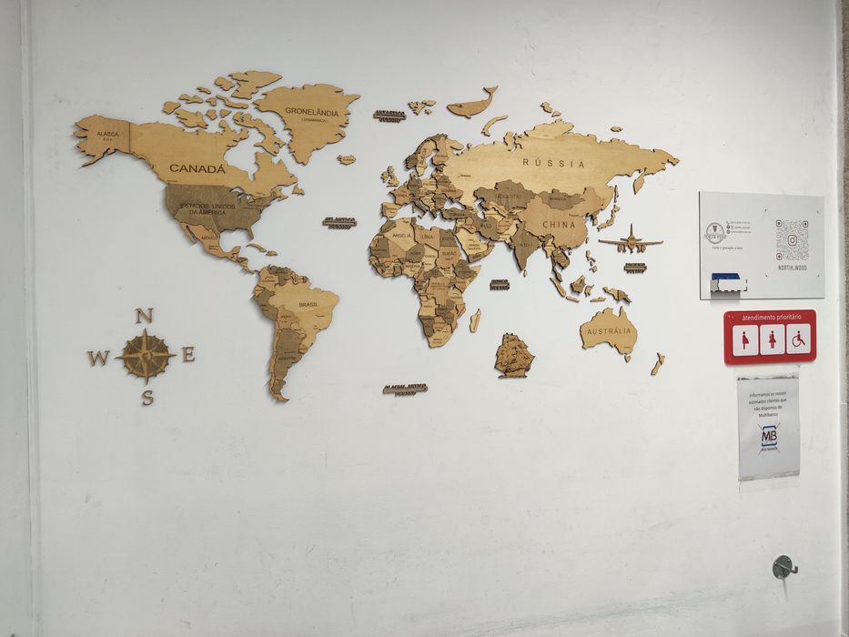 Mapa de mundo em MADEIRA. Somos fabricantes.