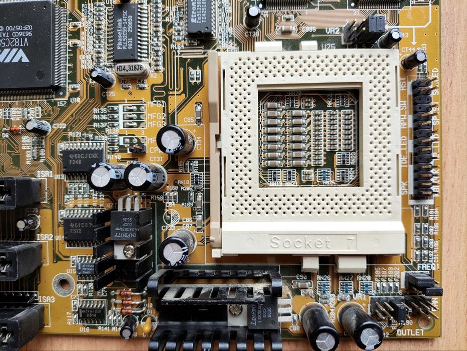 Материнська плата FIC PA-2005 Socket 7, 1996 рік