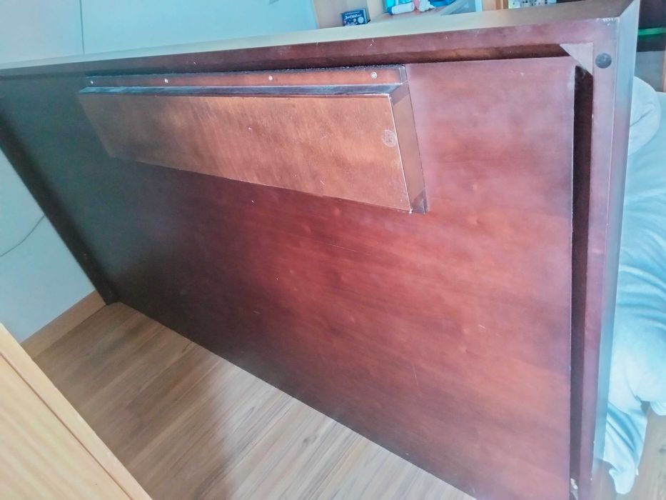 Cama de madeira e cómoda