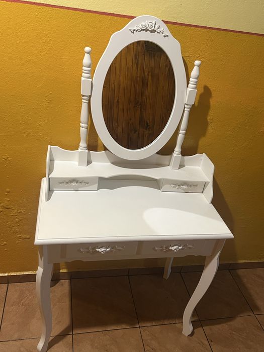 Fajna toaletka w stylu vintage