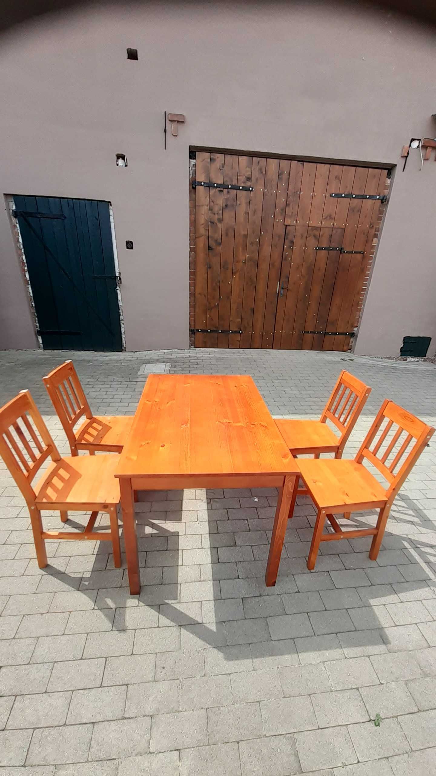 Stół plus cztery krzesła