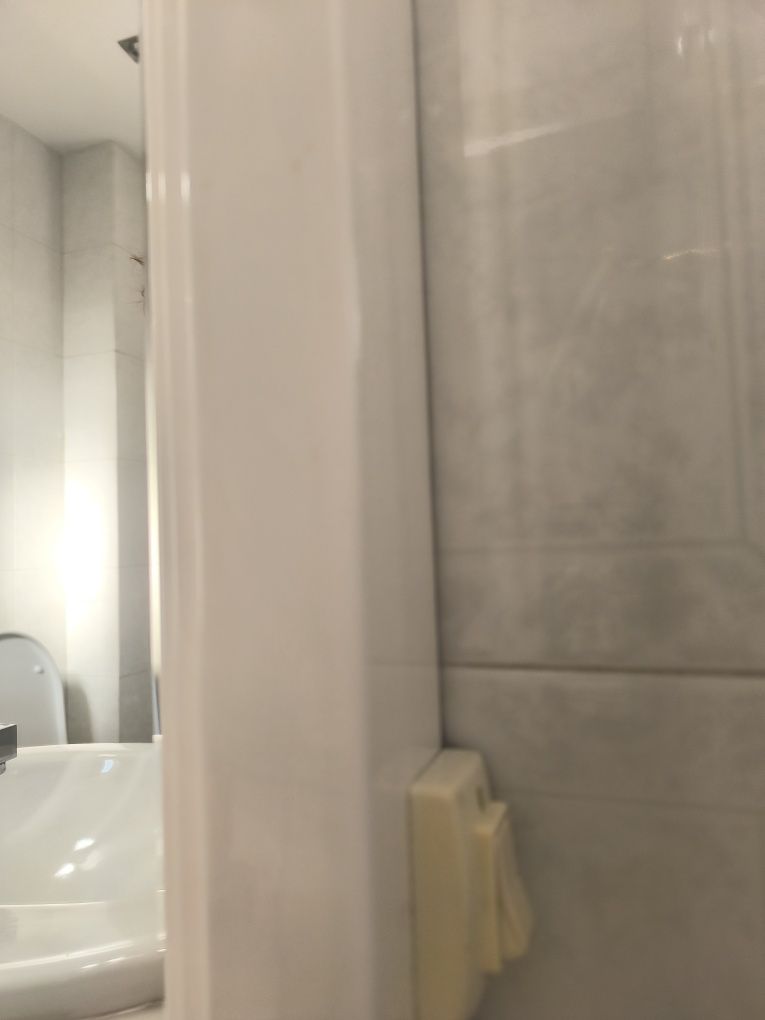 Espelho de casa de banho laminado, com iluminação e moldura.