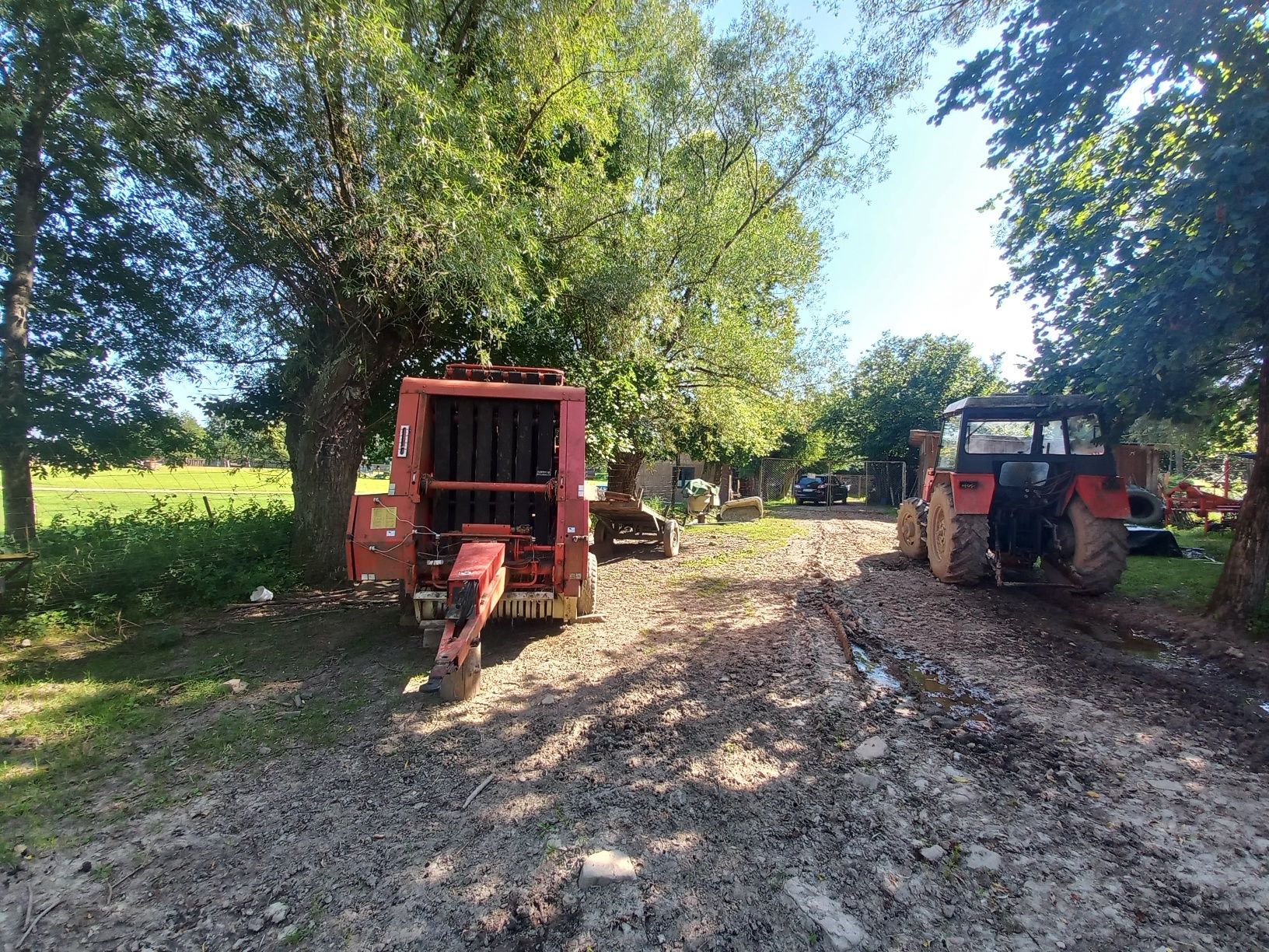 Sprzedaż Ciagników i prasy Hesston
