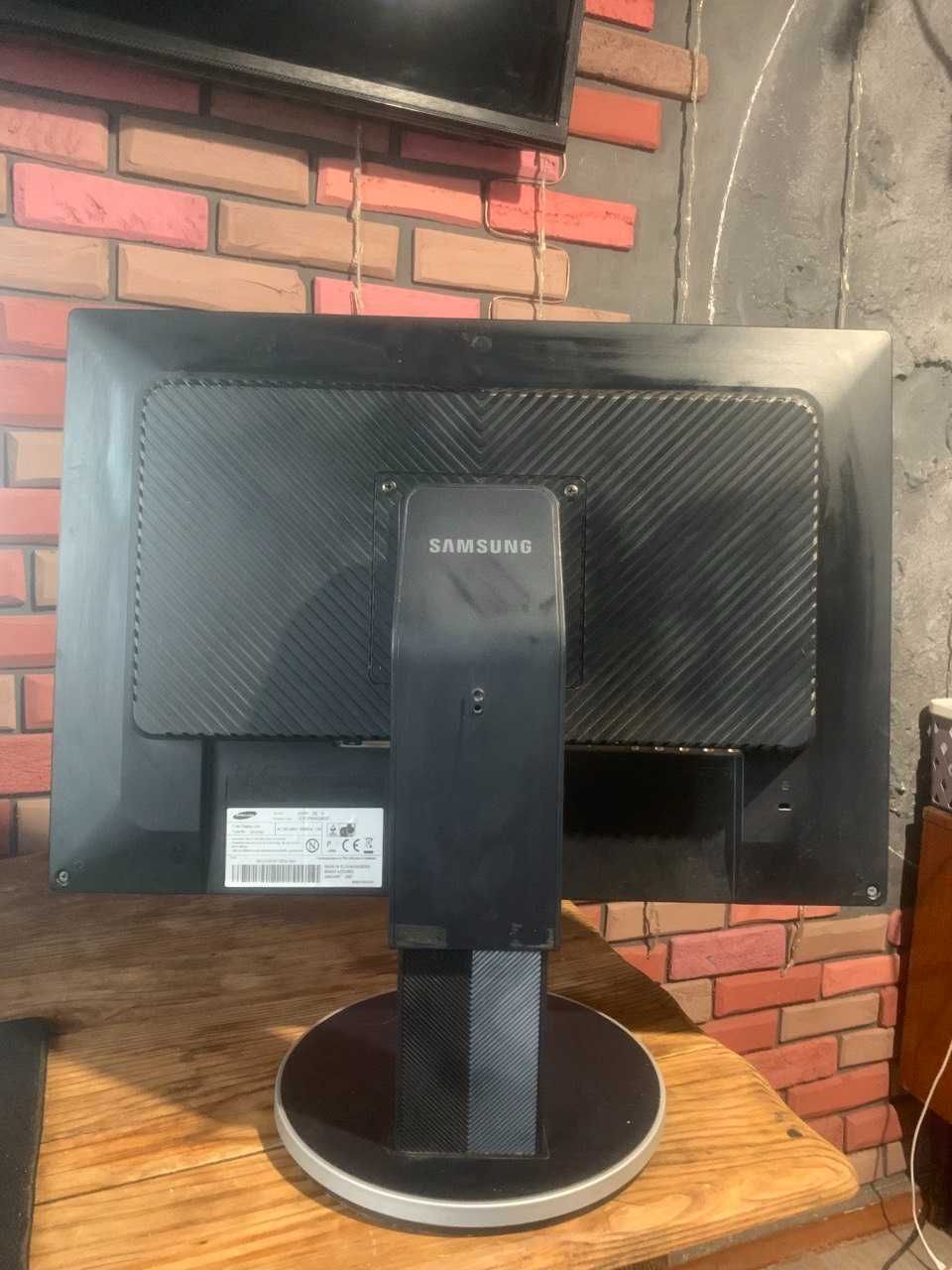 Монитор Samsung SyncMaster 215tw