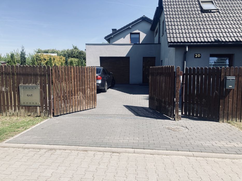 Ogrodzenie do odnowienia - solidne, ze sztachetami ok. 14m