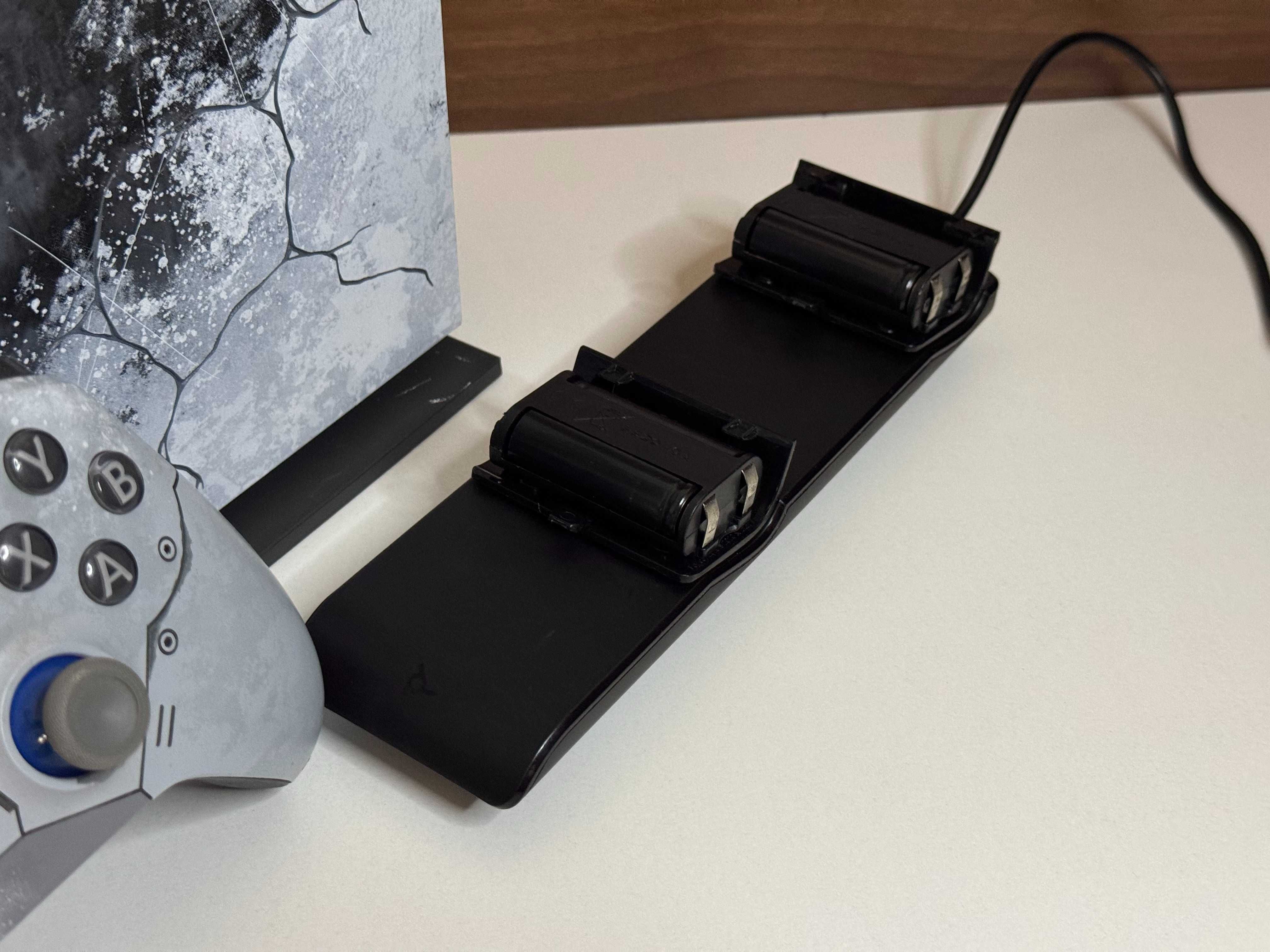 Konsola XBOX ONE X 1TB Metal Gear Solid Edition z Padem i Ładowarką