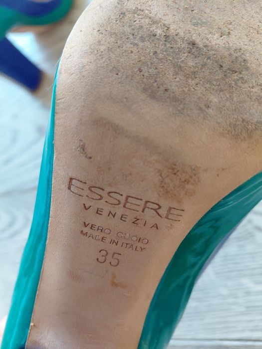 Вживані туфлі, кольорові