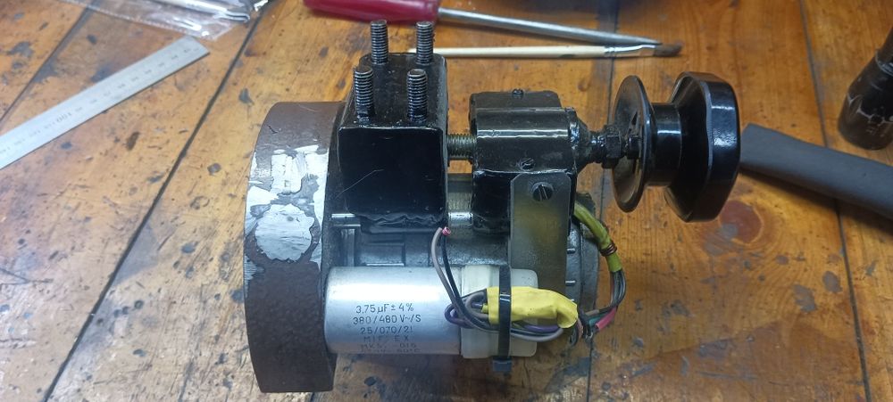 Электродвигатель 220В  с подачей