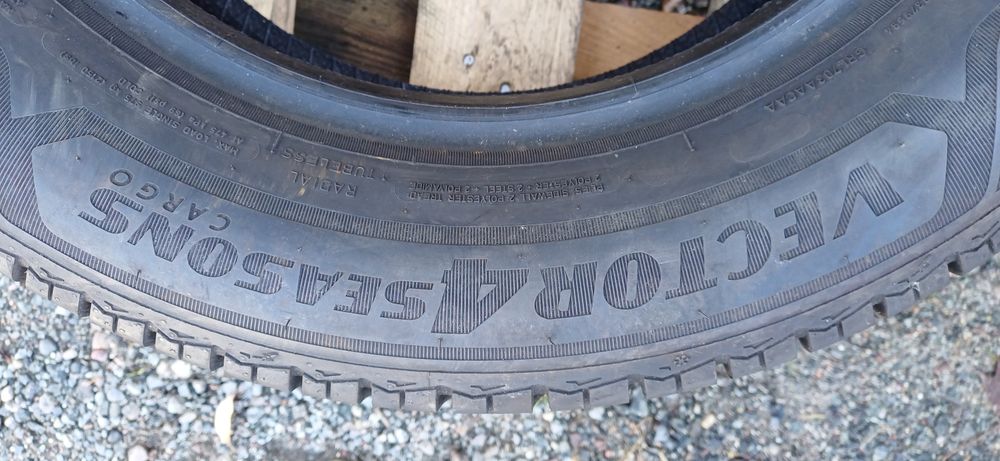 GOODYEAR 205/65R16C 107/105 T , pojedyńcza opona wielosezonowa .