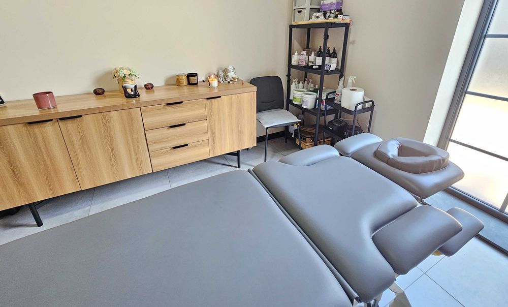 Depilacja woskiem i pastą cukrową (sugaring).