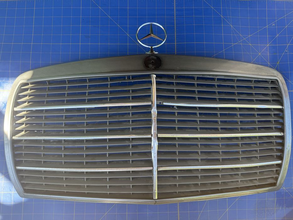 Grelha Frontal Original Mercedes W123 Modelos 300D 240D 230C etc