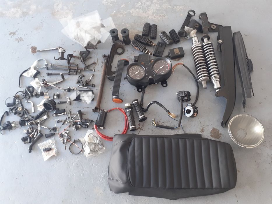 Várias peças, original Suzuki GS550E. Conjunto conta km e rotações.