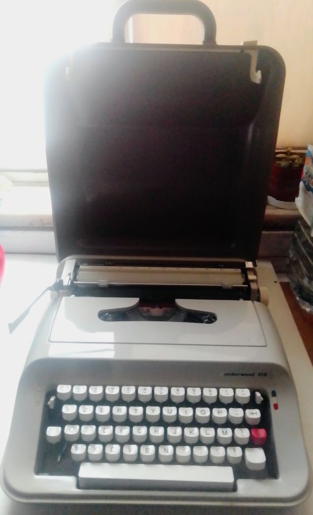 Máquina de escrever anos 70 Underwood 319