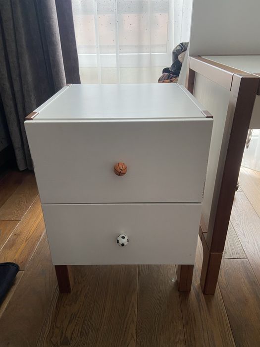 Zestaw mebli bialych z litego drewna marki PINIO