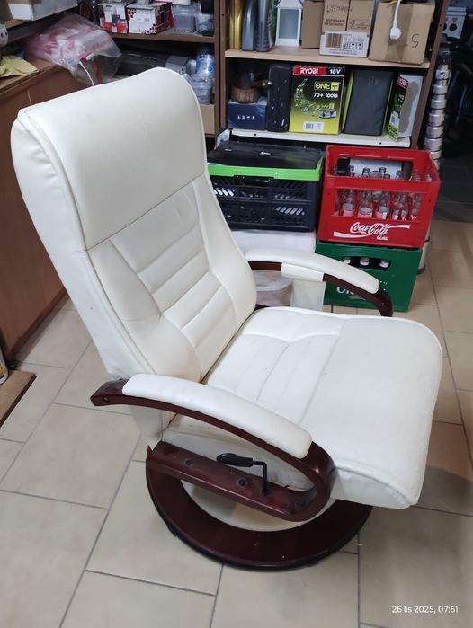 Fotel masujący z podnóżkiem, w 100%  sprawny