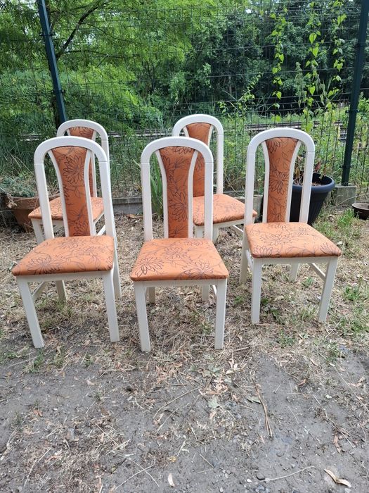 5 krzeseł drewnianych tapicerowanych w dobrym stanie