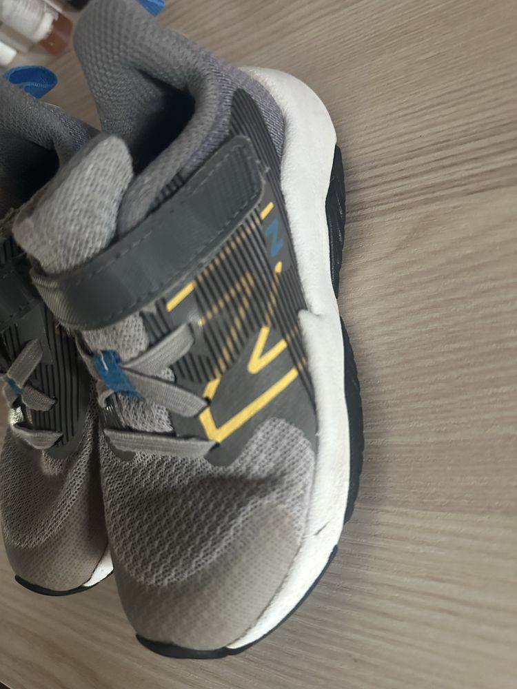 New balance кросівки