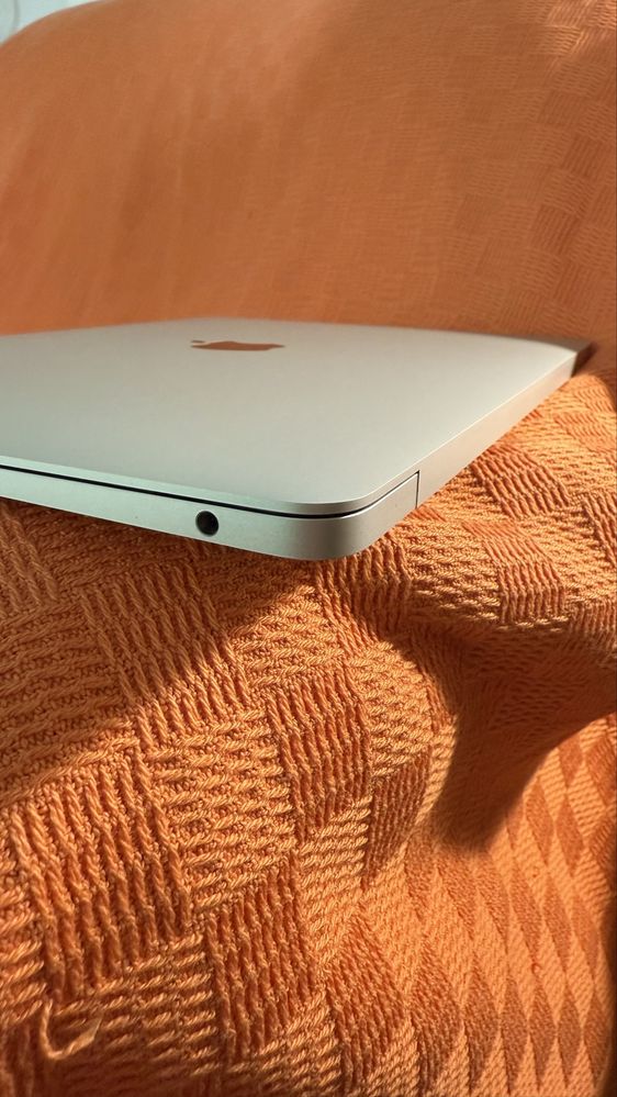 Продам Macbook Air 2019 A1932 8/128
