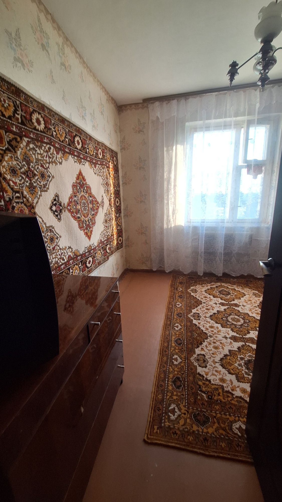 Продам 3 кім квартиру 4/9 з частковим ремонтом