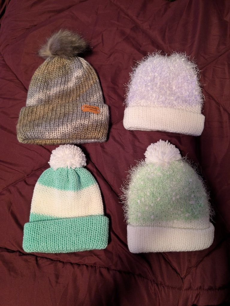 Gorros, cachecóis e bandelettes feitos à mão
