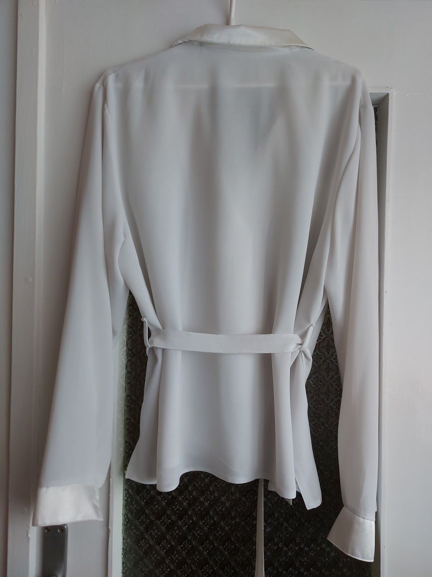 Bluzka biała rozpinana z długim rękawem z paskiem | XL