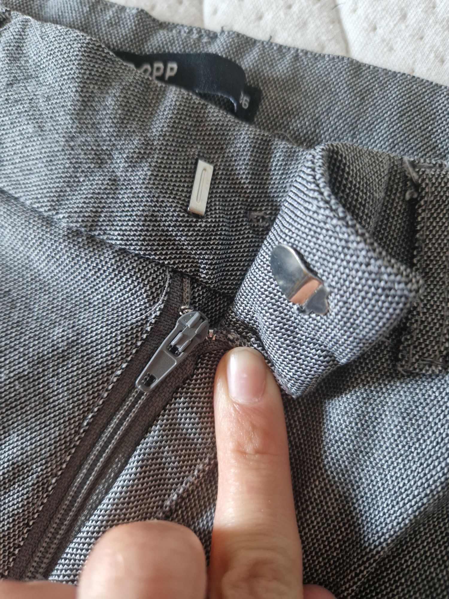 Szare klasyczne eleganckie spodnie Cropp, rozmiar 36, z wysokim stanem