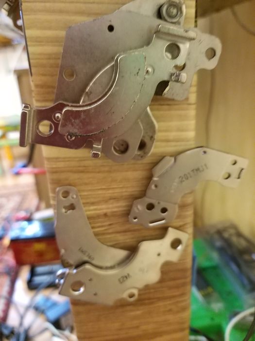 Уровень,    замок, пилка ,рулетки ,вольтметр