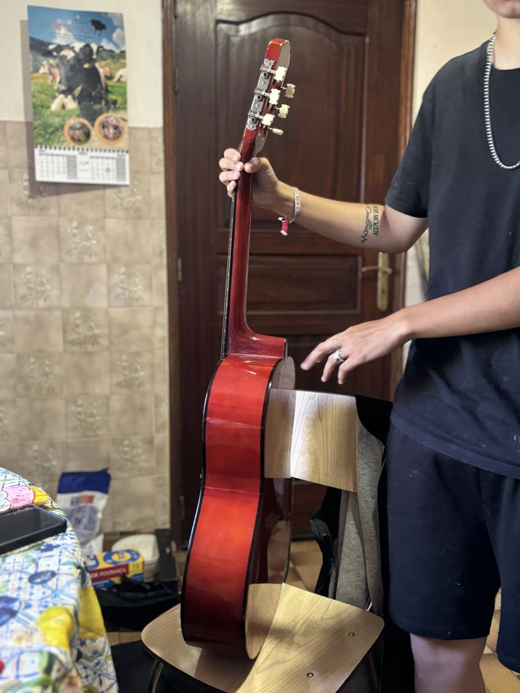 Guitarra, castanha muito boa